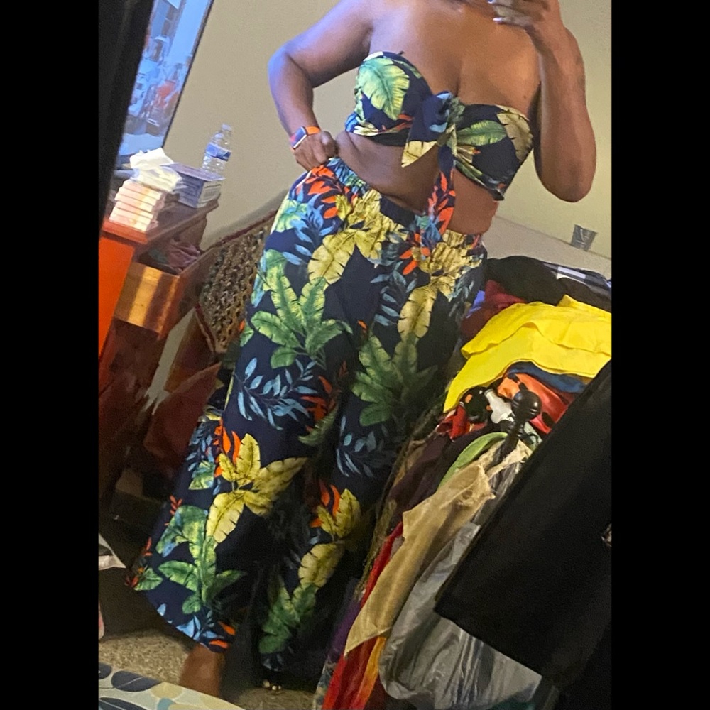 Nice vacation ready 3 pc floral set: pants, shorts and bando self tie top.